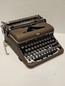 Royal Quiet De Luxe 1947 Portable Round Bottons Typewriter-works in Good Cond.  - Picture 1 of 14