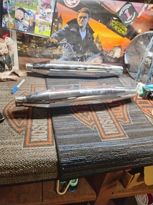 Silenciadores sin cordones Harley-Davidson Softail 2018-2021 OEM 64900455 Foto 1 de 4