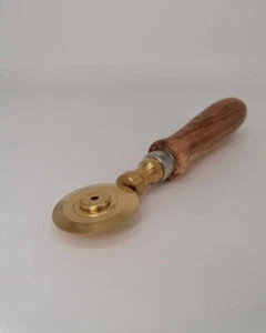 Teigrädchen mit glatter Klinge aus Messing mit Olivenholzgriff - Bild 1 von 3
