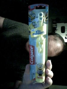 COLGATE DISNEY MINIONS MANGO AMARILLO CEPILLO DE DIENTES ELÉCTRICO PARA NIÑOS CUMPLEAÑOS NAVIDAD - Imagen 1 de 1