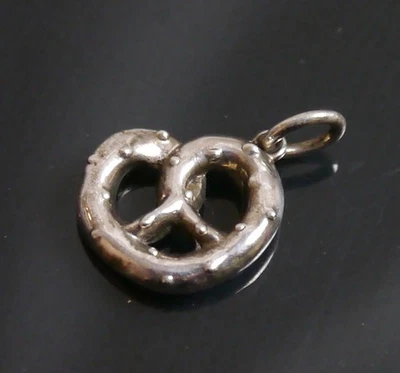 Autentica collana con ciondolo Tiffany & Co. Pretzel in argento sterling #5475 - Immagine 1 di 4