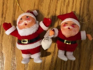 2 ORNAMENTI NATALIZI BABBO NATALE FLOCCATI IN PLASTICA VINTAGE ANNI 50-60 - Foto 1 di 3