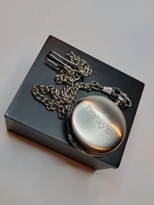 Карманные часы с гравировкой *DWAYNE* из нержавеющей стали на батарейках с коробкой - Изображение 1 из 4