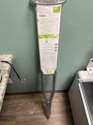 Muletas de aluminio para axilas McKesson para adultos - 5,10 a 6,6 pies Usuario Foto 1 de 2