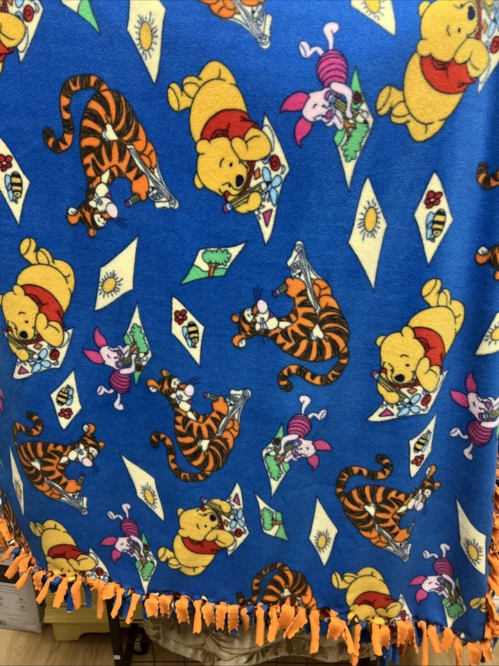 Manta polar atada a mano Poo And Friends Foto 1 de 3