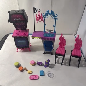 Monster High Monster Family Vampire Kitchen Lot with Accessories Mattel - Picture 1 of 22
