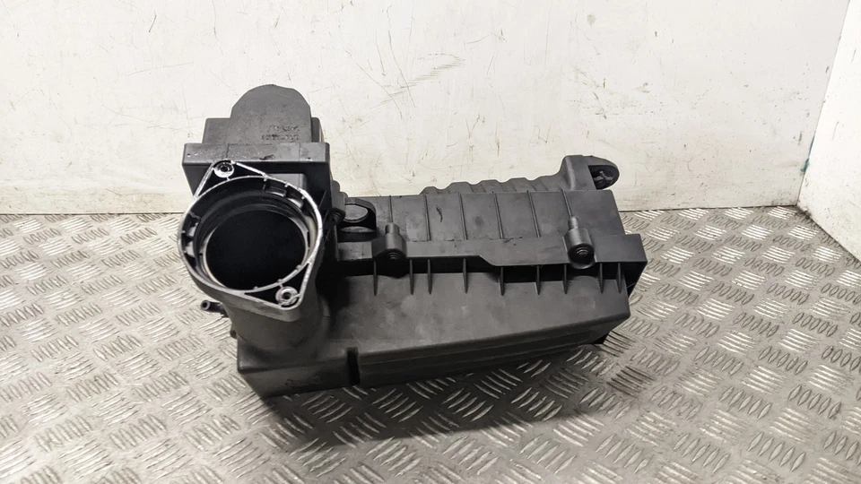 VOLKSWAGEN PASSAT MK5 HIGHLINE TDI 2008 1.9 BXE  AIR FILTER BOX  1K0129620 - Image 1 of 4
