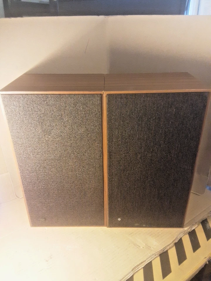 Vintage Hitachi Bookshelf Speakers Pair - Wood wired , 4 OHMS, MODEL: -SS21616, - Image 1 of 4