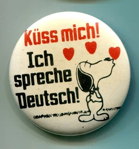 Snoopy, Kiss Me I Speak Deutsch Pinback Button - Bild 1 von 3