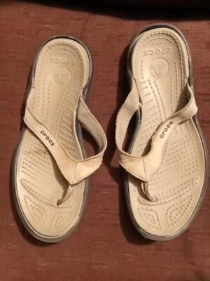 Sandalia Crocs Capri Para Mujer Talla 8 Cuero Tanga Chanclas 11211 Tostado Deportiva Foto 1 de 2