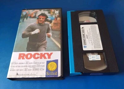 'Rocky' di John G. Avildsen (1976, 1988) (vhs) (Sylvester Stallone) (Gli Scudi) - Immagine 1 di 3