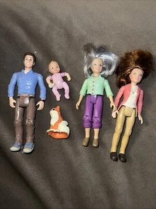 Personaggi casa delle bambole Fisher Price Loving Family. Papà, mamma, nonna, bambina - Foto 1 di 18