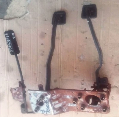 JUEGO DE PEDALES PARA KIA SPORTAGE 5/3 PUERTAS MODELO 1995 04 JA55 VOLANTE IZQUIERDO USADO  Foto 1 de 4