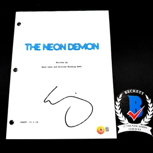 ELLE FANNING SIGNED THE NEON DEMON MOVIE SCRIPT SCREENPLAY w/ BECKETT BAS COA - Picture 1 of 2