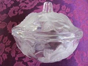CRYSTAL BOWL. Rose patterned glass bowl with a matching lid. - Picture 1 of 6