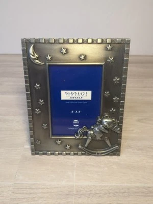 Marco de fotos de bebé de metal vintage con oso de peluche, caballo mecedor y estrellas estaño Foto 1 de 4