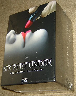 Six Feet Under - The Complete First Season (VHS, 2003, 5-Tape Set) VERY RARE! - Imagem 1 de 4