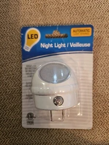 Automatic Light Sensing Led Night Light PLUG IN LED - Picture 1 of 7
