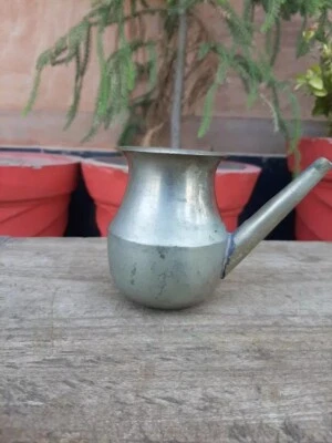 Olla religiosa de latón forjado a mano de colección con acabado plateado con caño Foto 1 de 4