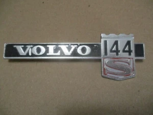 Emblema pushón de 2 pines Volvo 144S. Sin p/n/ 5 y 5/8 pulgadas de largo sin identificación # - Imagen 1 de 2