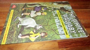 The White Wallaby~ June & Bruce Macpherson. ÚNICO animal de Aust 1963 Hb en melb - Imagen 1 de 12