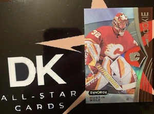 DUSTIN WOLF KOPFGELDKARTE 2023-24 OBERDECK SYNERGIE #82 UNKRATZTER ROOKIE RC - Bild 1 von 2