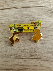 Disney Pin 2015 Wilderness Lodge Under Construction Chip & Dale - Picture 1 of 2