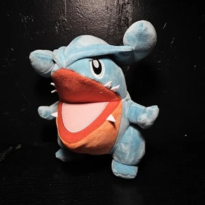 Pokemon Gible 8" Peluche Gamestop Exclusivo 2022 Jazzwares - Imagen 1 de 6