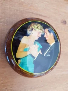 OLGA DIK - ORIGINAL ÖLMINIATUR MIT BOX PRINZESSIN DIANA + KÖNIG CHARLES III SIGNIERT - Bild 1 von 3