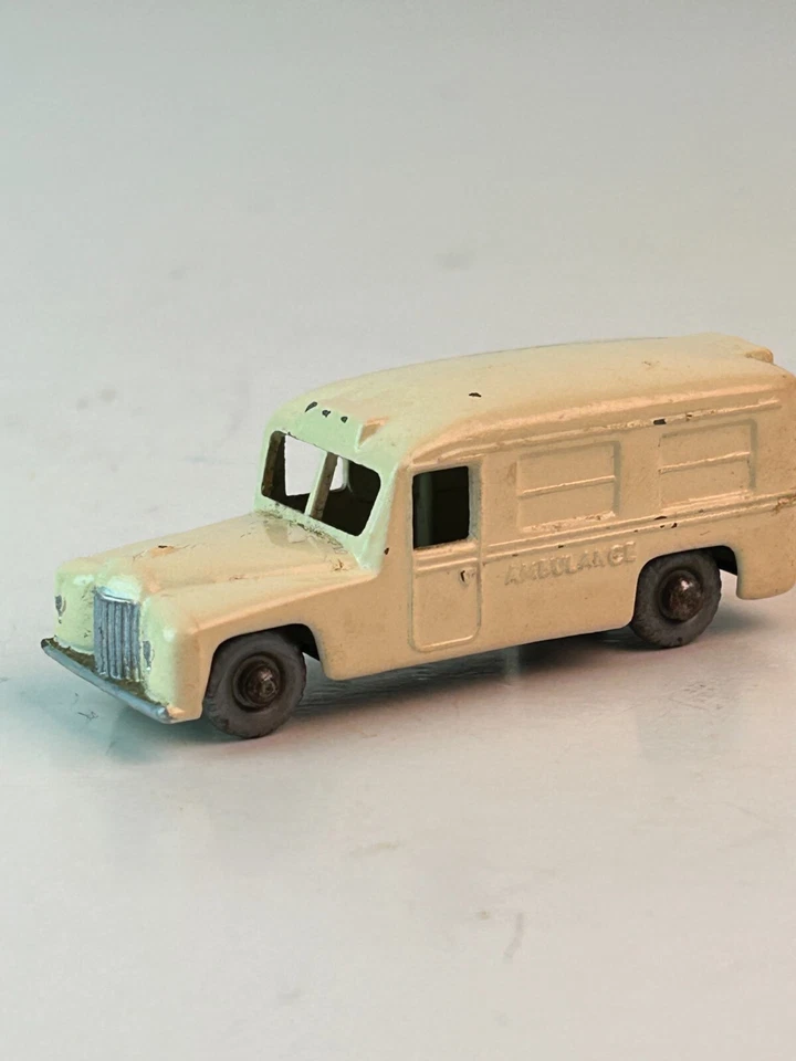 火柴盒灰色车轮编号 14 戴姆勒救护车,银色塑料车轮,重漆 — 第 1/4 张图片