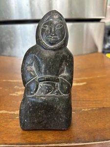 Vintage Inuit Specksteinschnitzerei Skulptur Eskimo und Fisch 5,1 Zoll groß 1982 signiert - Bild 1 von 7