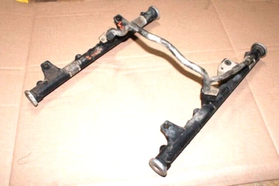 2005 Cadillac Escalade Fuel injector rail pipe - Image 1 of 4