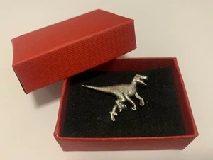 VELOCIRAPTOR DINOSAUR PEWTER PIN BADGE BROOCH LAPEL RED GIFT BOX BIRTHDAYS XMAS - Picture 1 of 4