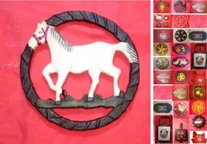 SOTTOPENTOLA IN GHISA CON  BASSORILIEVO CAVALLO SMALTATO ANNI 70/80 e altri - Foto 1 di 22