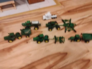 John Deere Sammlerstück Bauernhof Spielzeug Traktoren und Anbaugeräte - 10 Stück   - Bild 1 von 15