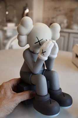 EX ESTADO. FIGURA GRIS ONE KAWS PASS THROUGH COMPANION SOBRE SOPORTE GRIS 2017 FIRMADA Foto 1 de 4