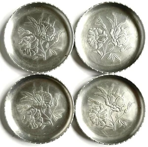 VIER ORIGINAL VINTAGE ALUMINIUM GETRÄNKEUNTERSETZER FLORALES DESIGN MIT GERIFFELTEN RÄNDERN - Bild 1 von 4