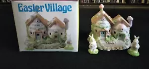 VINTAGE PORCELAIN EASTER VILLAGE BUNNY SCHOOL HOUSE WITH 2 BUNNY FIGURES NEW - Picture 1 of 9