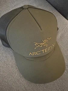 Arc’teryx Bird Word Trucker Curved Hat Logo Men’s Forage Canvas - Picture 1 of 6