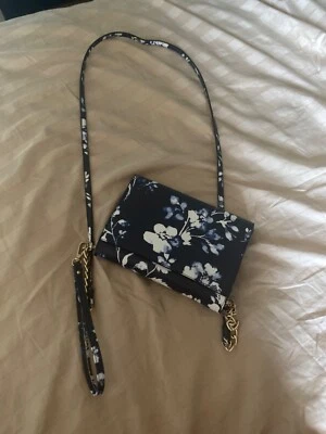 bolsos pequeños para mujer. El color es azul y tiene blanco también como en la foto Foto 1 de 4