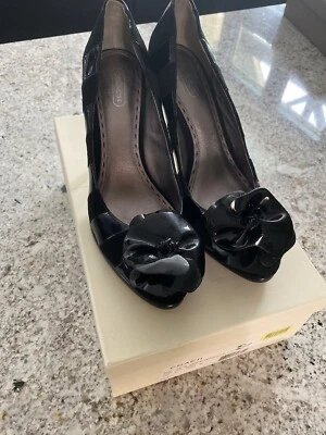 Usado en Excelente Condición Coach Trinitie Flor BOMBAS Damas 9 Negro Gamuza Charol TACONES ALTOS ¡Zapatos!! Foto 1 de 4
