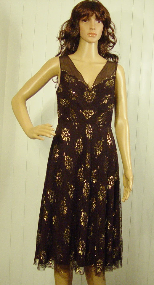 VESTIDO NOVO COM ETIQUETAS BCBG PARIS TAMANHO 4 NYLON E POLIÉSTER METÁLICO GOLA V RENDA OMBRO US$ 60 - Imagem 1 de 1