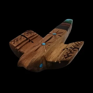 Zuni Fetish Manta Ray in legno intagliato a mano con intarsio multipietra di Brandon... - Foto 1 di 11