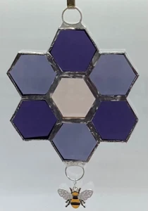 F352 Stained Glass Suncatcher Hanging Honeycomb & Bee Charm 14.5cm Purples Pink - Picture 1 of 2
