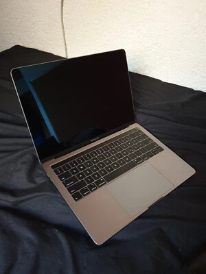 MacBook Pro, 13 zoll, Four Thunderbolt 3 Ports, 3.1 GHz, 16 GB Arbeitsspeicher - Bild 1 von 3