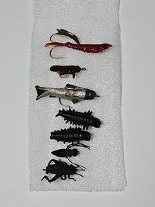 8 señuelos antiguos de pesca de caña de mosca de goma/plástico duro vintage insectos grillo más - Imagen 1 de 7