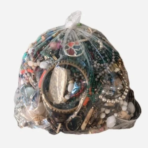 2kg Broken Costume Jewellery For Crafting/Harvesting/Fixing Job Lot Bag 5 - Picture 1 of 2