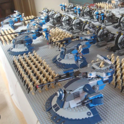 Lot of 8 LEGO Battle Droids Lego Star Wars Battle Droid Commander Pilot Security - Image 1 of 4