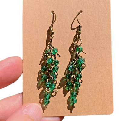 Elegantes pendientes colgantes de cuentas de esmeralda multifacto hechos a mano joyería de bronce Foto 1 de 4