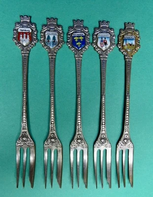 Juego de cinco tenedores de recuerdo esmaltados antiguos de plata 800 de colección Foto 1 de 4
